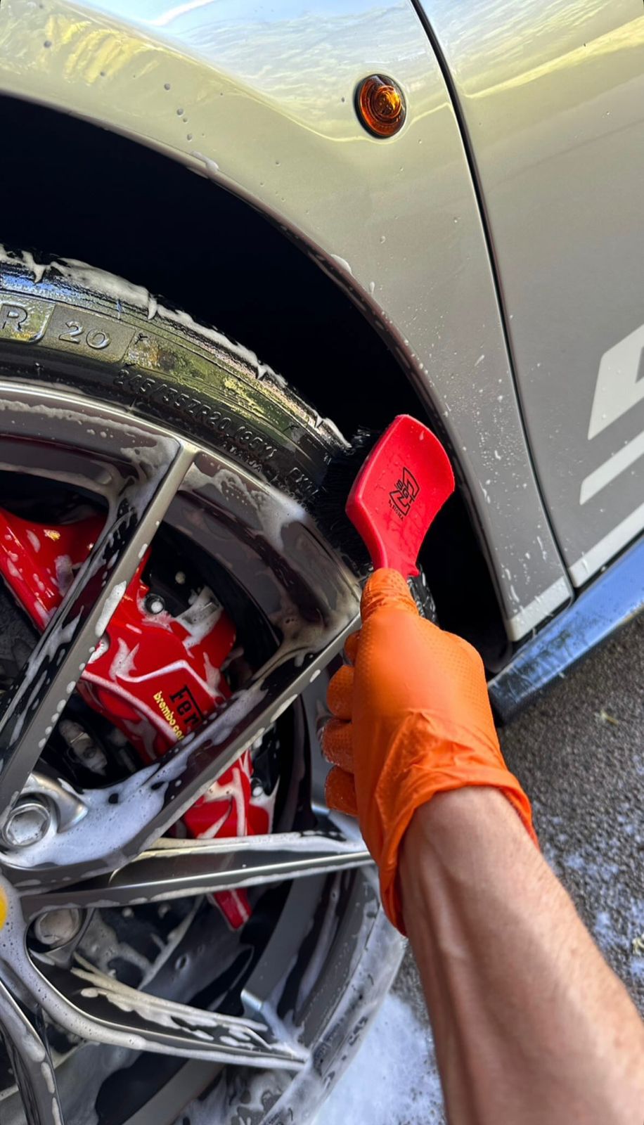 Carro esportivo preto