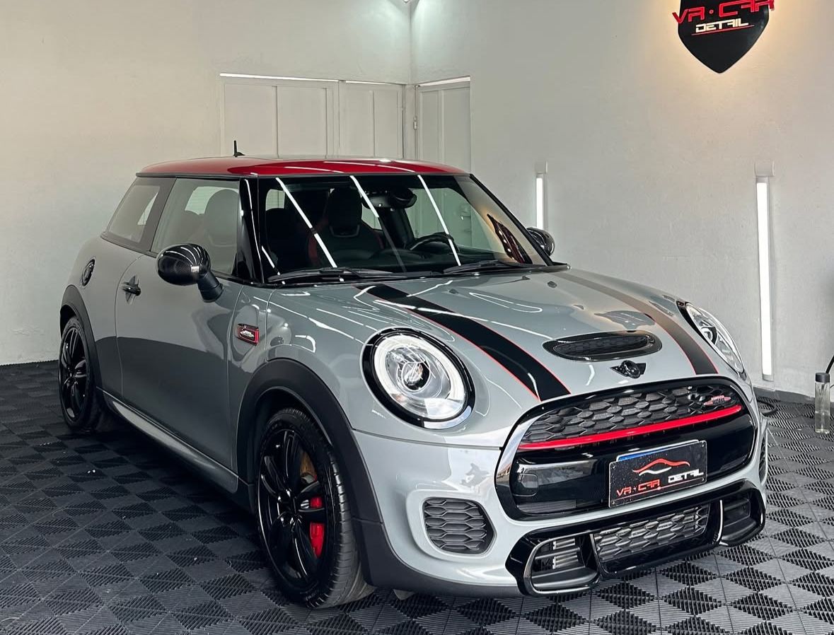 Carro com espuma de lavagem